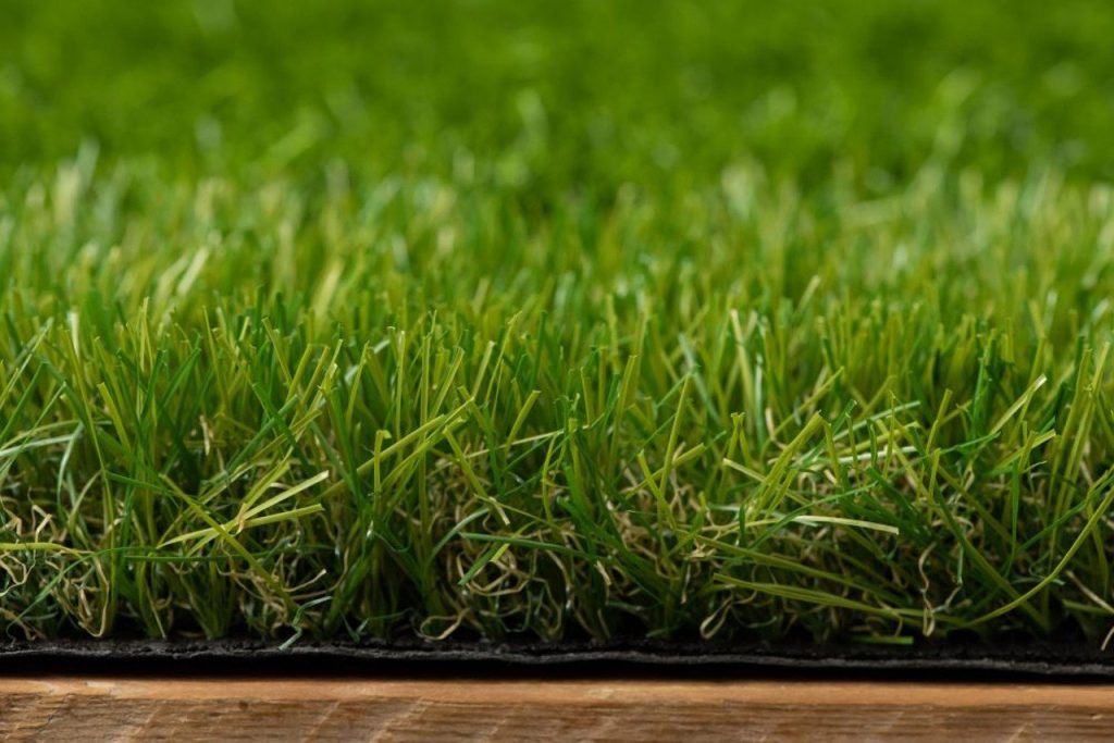 sztuczna trawa w ogrodzie